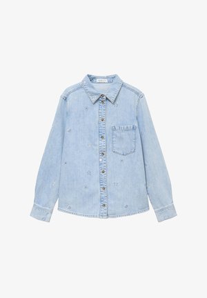 Lyseblå denimskjorte med lange ærmer, forreste lomme, knaplukning og små broderede stjerne- og skalmønstre over det hele.