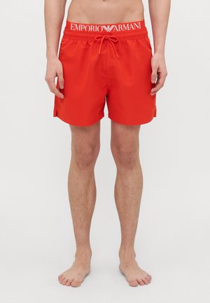 Rote Schwimmshorts mit elastischem Bund, verstellbarem Kordelzug und weißen Logodetails. Hergestellt aus glattem, leichtem Stoff.