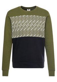 Sudadera verde y negra con un panel superior texturizado que presenta texto repetitivo en blanco, cuello redondo y mangas largas.