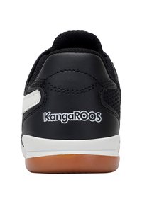 Schwarzer Sneaker mit Obermaterial aus Mesh und Leder, weißem Akzentstreifen, Gummisohle und "KangaROOS"-Logo an der Ferse. Bunte Sohle.