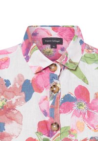 Bloemen-overhemd met knopen in witte linnen met roze, blauwe en groene bloemen. Bruine knopen en een standaard kraag. Maataanwijzing zichtbaar.