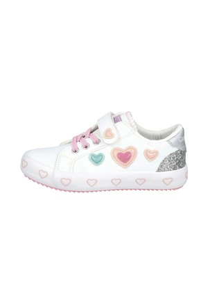 Zapatilla blanca con una correa de velcro, adornada con corazones multicolores, un detalle plateado en el talón y una suela de goma rosa.