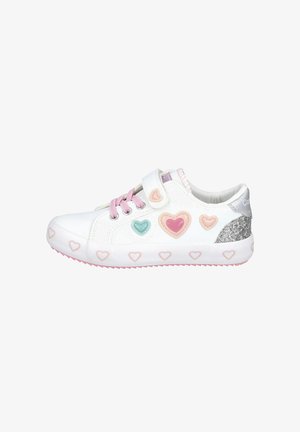 Zapatilla blanca con una correa de velcro, adornada con corazones multicolores, un detalle plateado en el talón y una suela de goma rosa.