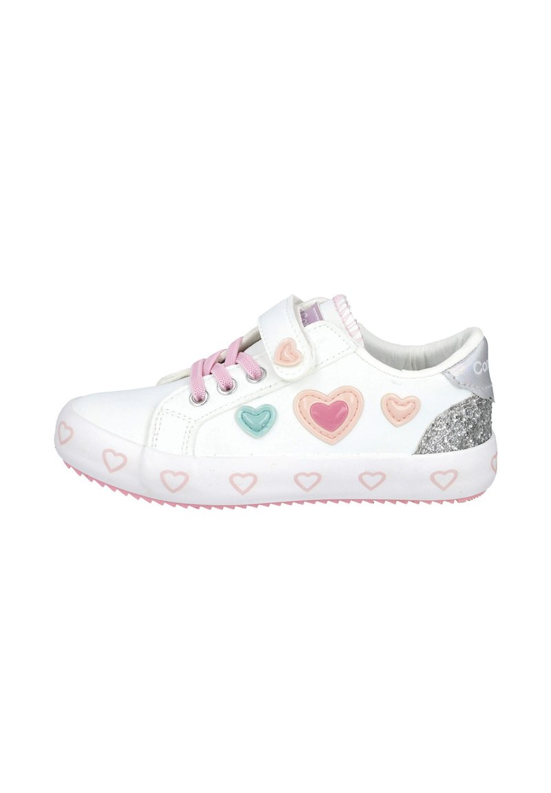 Zapatilla blanca con una correa de velcro, adornada con corazones multicolores, un detalle plateado en el talón y una suela de goma rosa.