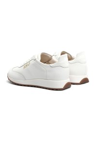 Sneaker bianche in pelle con finitura testurizzata, dotate di un sottile logo dorato, linguetta imbottita e suola in gomma con accenti marroni.