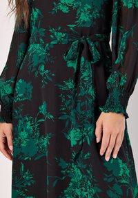 Apricot SILHOUETTE FLORAL MIDAXI  - Freizeitkleid - green