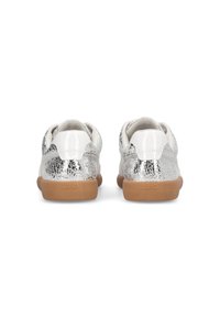 Zilveren sneakers met textuur en witte accenten, voorzien van een gebarsten ontwerp en een rubberen gumzool. Achteraan is het logo op de hak zichtbaar.