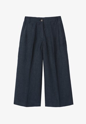 Dunkelblaue, weit geschnittene, gekürzte Hosen mit vorderen Falten, Seitentaschen, Gürtelschlaufen und einem einzelnen Knopfverschluss am Bund.