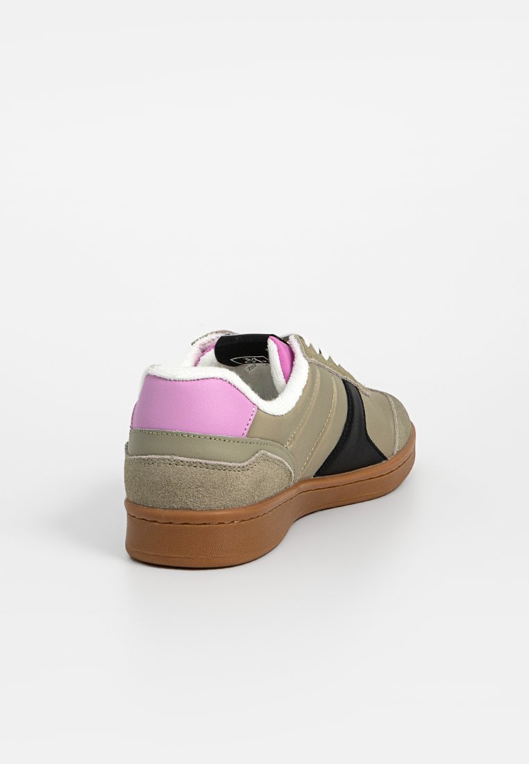 Sneakers met een khaki bovenwerk, roze en zwarte accenten, gestructureerd suède en een bruine rubberen zool. Voorzien van een zachte, gewatteerde kraag.