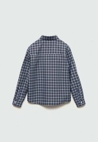 Chemise à carreaux en navy et blanc, fabriquée en coton. Manches longues, poignets boutonnés et col classique. Comprend un empiècement et un détail de couture au dos.