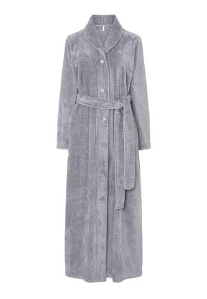 Ropa gris texturizada hecha de material suave. Presenta un cuello de chal, mangas largas, botones en la parte delantera y un cinturón a juego.
