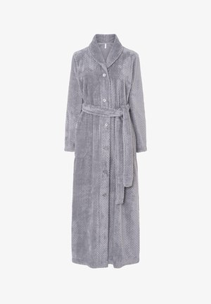 Ropa gris texturizada hecha de material suave. Presenta un cuello de chal, mangas largas, botones en la parte delantera y un cinturón a juego.
