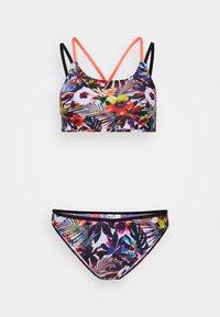 Ensemble de bikini avec un motif floral multicolore ; le haut présente des bretelles noires et orange, le bas a un contour noir et un motif assorti.