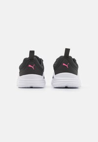 Chaussures de sport noires et grises avec tige en maille, accents de logo rose, semelle intermédiaire blanche et semelle extérieure en caoutchouc texturé. Boucles de tirage au talon doubles.