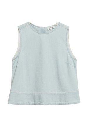 Bez rękawów, jasnoniebieski jeansowy crop top z okrągłym dekoltem i widocznymi przeszyciami, metka oznaczona "s.Oliver" z tyłu kołnierza.