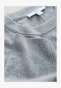 Unselected, grey