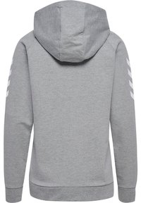 Sweatshirt cinza com uma textura suave, apresentando um capuz grande, punhos com nervuras e riscas brancas nas mangas. Design simples e casual.