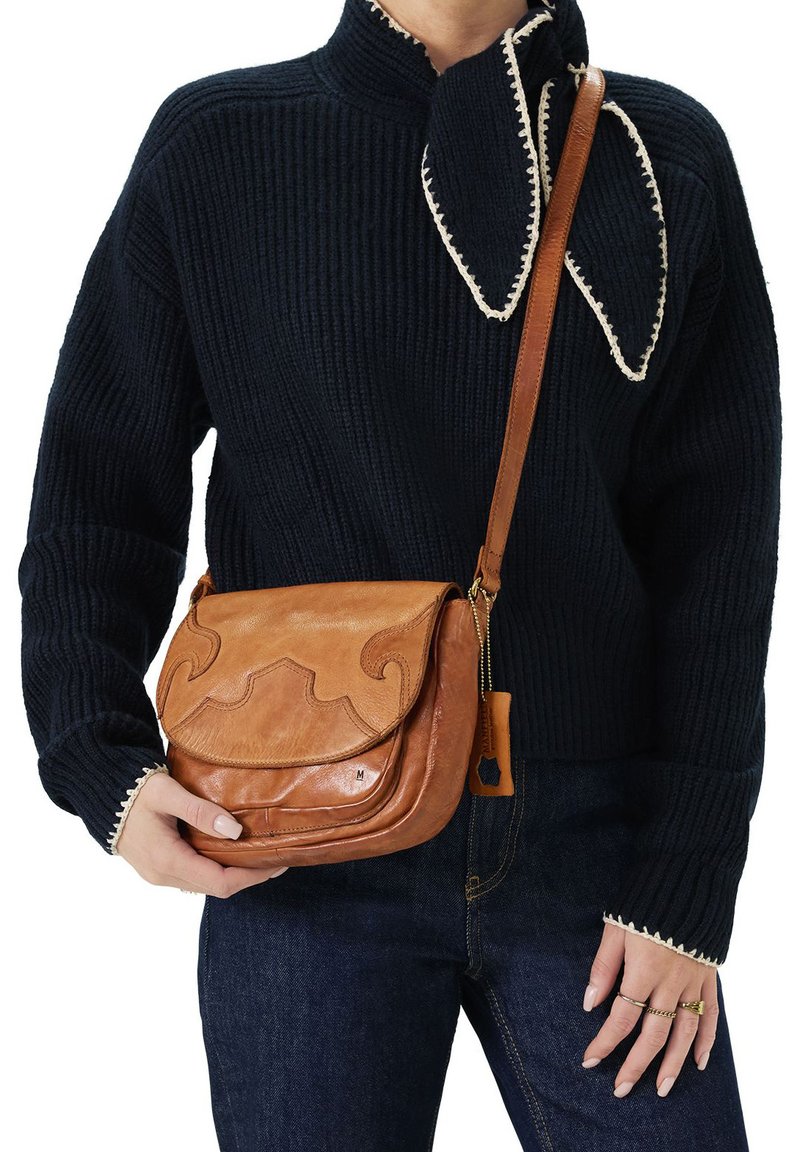 Manfield Cross body bag - cognac - Zalando