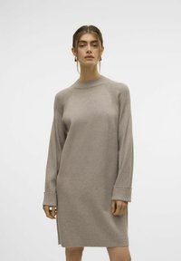 Strickkleid in hellbeige mit lockerer Passform, geripptem Ausschnitt und Ärmeln sowie gerader Silhouette. Sanfte Textur, knielanges Design.