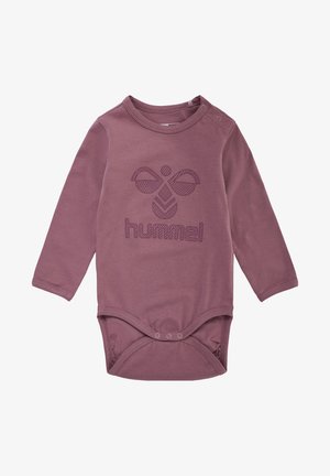 Bordeaux langærmet bodysuit med trykknaplukninger ved skulderen og bunden, samt et tekstureret logo og grafisk design.