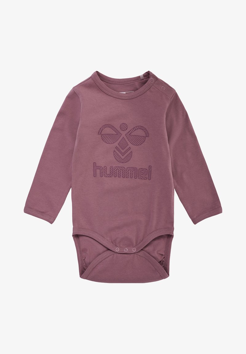 Bordeaux langemouw bodysuit met drukknoopsluitingen op de schouders en onderkant, met een getextureerd logo en grafisch ontwerp.