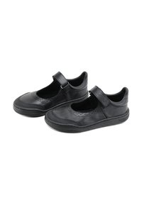 Zapatos Mary Jane de cuero negro con detalles perforados, correa ajustable, punta redonda y suela de goma flexible. Textura suave en toda la superficie.