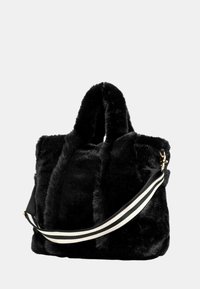 Borsa tote in pelliccia sintetica nera con due manici superiori e una tracolla rimovibile, caratterizzata da un design a strisce bianche e nere. Dettagli in metallo dorato.