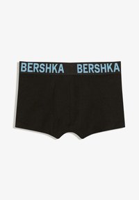 Boxers pour homme noirs avec une large ceinture noire portant le nom de la marque "BERSHKA" en lettres bleu clair.