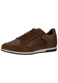 Scarpe sportive marroni con una combinazione di pelle liscia e camoscio, chiusura con lacci e zip laterale. Presentano una suola bianca e dettagli testurizzati.