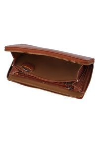 Braune Lederbrieftasche mit Reißverschluss geöffnet, zeigt Innenfächer einschließlich eines Münzfachs mit Reißverschluss und Kartenfächern.