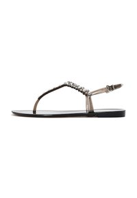 Sandali neri flat con una fascia traslucida e decorazioni di perline. Presentano un design T-bar semplice e una fibbia regolabile alla caviglia.