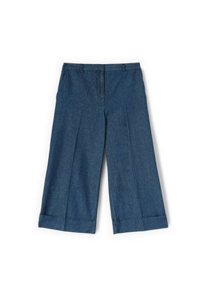 Weit geschnittene, verkürzte blaue Jeanshose mit umgeschlagenen Säumen, Vordertaschen und Gürtelschlaufen, flach auf einem weißen Hintergrund liegend.