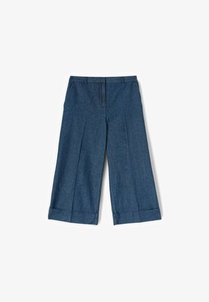 Weit geschnittene, verkürzte blaue Jeanshose mit umgeschlagenen Säumen, Vordertaschen und Gürtelschlaufen, flach auf einem weißen Hintergrund liegend.