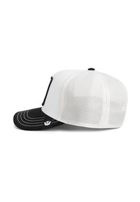 Gorra blanca de malla con visera curva negra, que presenta costuras blancas y un logo en el lateral. Textura suave con un diseño transpirable.