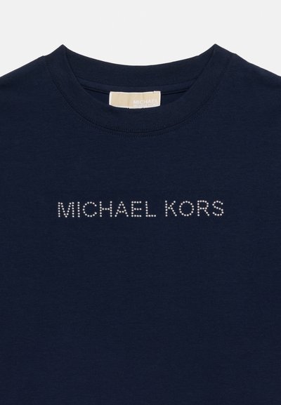 Μπλε ναυτικού χρώματος μπλουζάκι με στρογγυλή λαιμόκοψη και το όνομα "MICHAEL KORS" γραμμένο με μικρά μεταλλικά καρφιά στο στήθος.