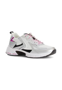 Witte sportieve schoen met een bovenwerk van mesh en synthetisch materiaal, voorzien van zwarte en roze accenten, een ronde neus en een gehelen zool voor comfort.