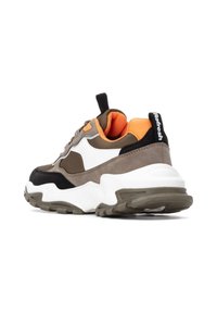 Zapatillas chunky en ante marrón, negro y blanco con acentos naranjas, que cuentan con una gruesa suela blanca y una suela de goma texturizada.