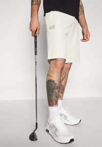 EA7 Emporio Armani GOLF PRO SHORTS  - Αθλητικό σορτς - silver birch