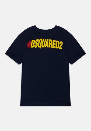 Camiseta azul marino de manga corta con texto amarillo "DSQUARED2" y un pequeño gráfico de hoja de arce roja en el pecho.