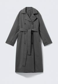 Cappotto grigio impermeabile con un frontale doppiopetto, vita con cintura, ampio colletto a punta e tasche laterali. Tessuto liscio con una finitura opaca.