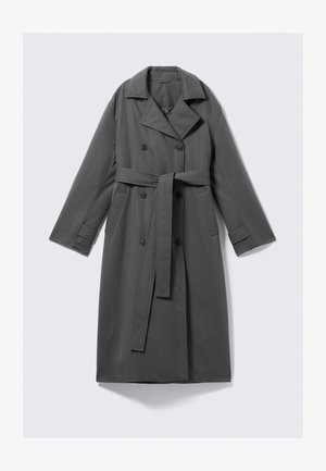 Grau Trenchcoat mit doppelreihiger Front, taillierter Weste, breitem Reverskragen und seitlichen Taschen. Glattes Material mit matter Oberfläche.