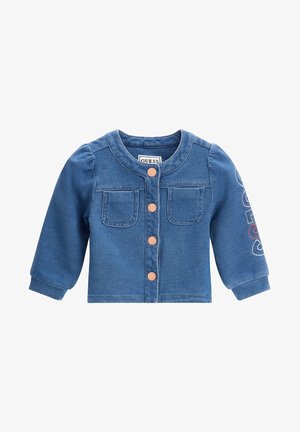 Blauw denim babyjack met lange mouwen, ronde hals, vier knopen aan de voorkant, twee borstzakken en het "GUESS" logo op de rechtermouw.