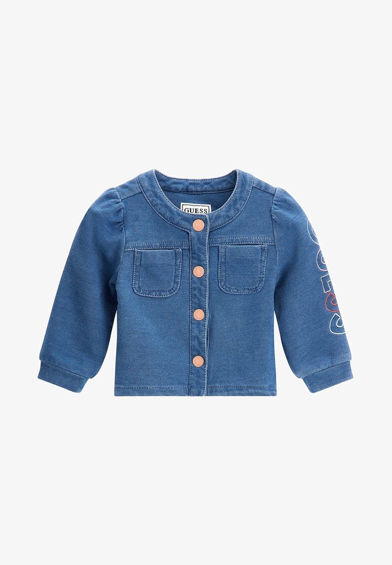 Veste bébé en denim bleu à manches longues avec col rond, quatre boutons à l'avant, deux poches poitrine et logo "GUESS" sur la manche droite.