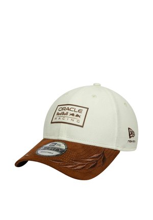 Basecap mit weißer Krone und braunem, gebogenem Schirm mit gesticktem Blattdetail, Oracle Red Bull Racing Logo-Patch und New Era Logo an der Seite.