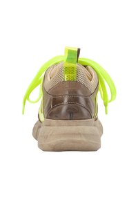 Brązowy sneaker z skóry i siateczki z jaskrawo limonkowozielonymi sznurowadłami i pętelką do zakładania. Teksturowana podeszwa z solidnym designem, podkreślająca kształt śródpodeszwy.