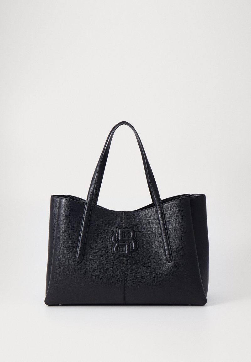 Sac fourre-tout en cuir noir avec deux anses, présentant un logo en relief à l'avant. Forme structurée et texture lisse. Pas d'éléments supplémentaires.
