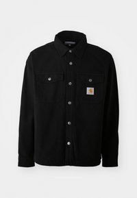 Sort bomulds skjortejakke med spids krave, metal knapper, to brystlommer og et firkantet logo patch på venstre lomme.