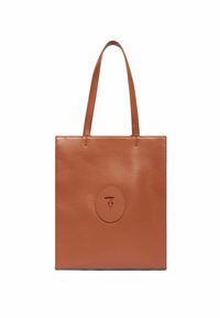 Borsa tote in pelle marrone con due manici lunghi, forma rettangolare, texture liscia e logo circolare impresso sul fronte.