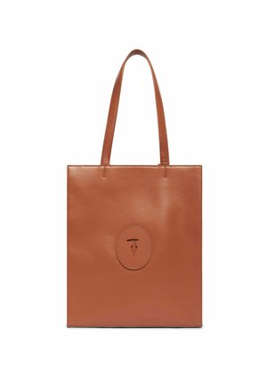 Sac fourre-tout en cuir marron avec deux longues poignées, forme rectangulaire, texture lisse et logo circulaire embossé à l'avant.