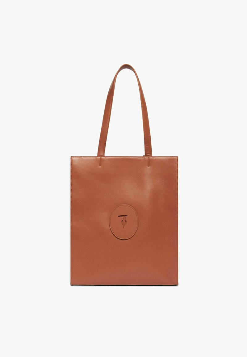 Borsa tote in pelle marrone con due manici lunghi, forma rettangolare, texture liscia e logo circolare impresso sul fronte.